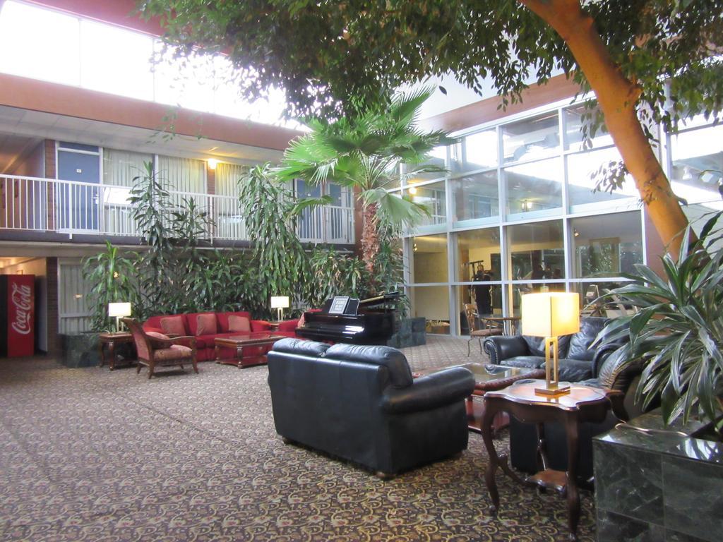 هاتشينسون Atrium Hotel & Conference Center المظهر الخارجي الصورة